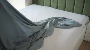 Genç kadınlar yatak odasında yatıyorlar.