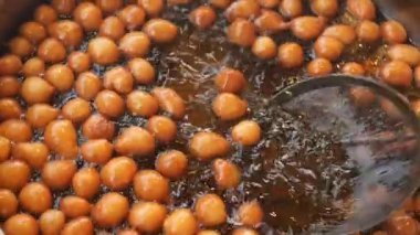 Geleneksel kızarmış şekerler şeker şurubunda lokma.