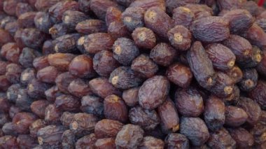  Yerel pazarda çok sayıda meyve satışı tarihi .