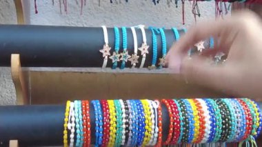 Çeşitli renklerde el yapımı bilezik koleksiyonu zarif bir şekilde sergilendi..