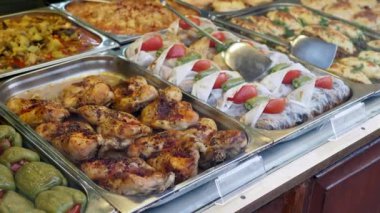 Izgara et ve taze salataların yer aldığı canlı bir Akdeniz mutfağı çeşidi.