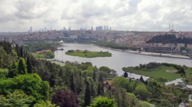 Istanbullar 'ın büyüleyici manzarası, bereketli manzarası ve su yolları, cazibesini sergiliyor.
