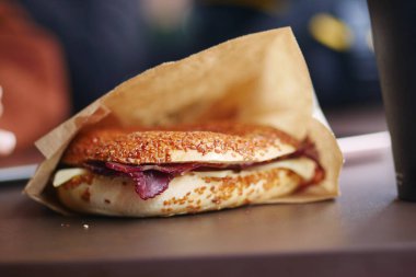 Lezzetli katmanlarla dolu inanılmaz lezzetli bir sandviç. Sıcak bir içecekle eşleştirildiğinde ideal.