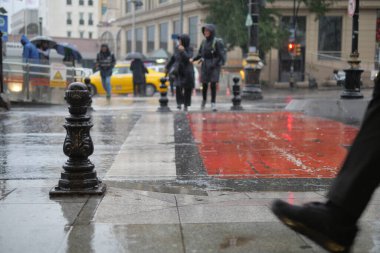 Yağmurlu bir günde su damlaları. Şehirde gece görüşü, seçici odaklanma .