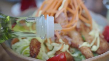 Gerçekten lezzetli bir salata. Üstünde çıtır çıtır ve kaliteli yağ serpiştirilmiş.