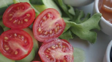 Taze domates ve yeşillik yakın plan, sağlıklı ve lezzetli tarifler için mükemmel.