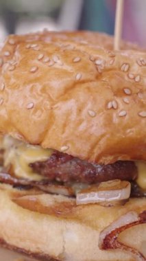 Ağız sulandıran çizburger, sulu köfte, çıtır soğan ve susamlı çörek..