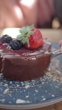 Taze çilek ve böğürtlenlerle süslenmiş zengin bir çikolatalı tatlıya ne dersin?.