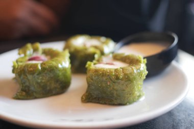 Şam fıstığı kırıntılarıyla serpiştirilmiş otantik baklava dilimlerinin tadını çıkarın.
