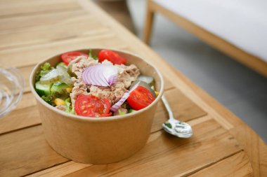 Lezzetli bir yemek için taze sebzelerle besin değeri yüksek bir ton balığı salatası.