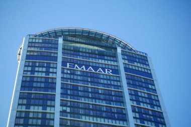 Emaar Kulesi, modern tasarım ve şehir kültürünün bir karışımını sergileyerek dimdik ayakta duruyor.