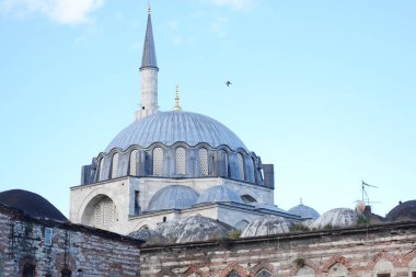 Tarihi bir cami kubbesinin çarpıcı manzarası berrak mavi gökyüzüne karşı güzel duruyor.