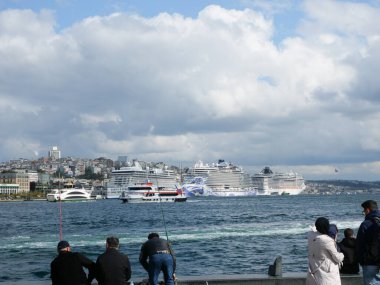 Lüks bir yolcu gemisi limana yanaştı. Heyecanla açık denizlerde heyecanlı bir yolculuk bekliyor.