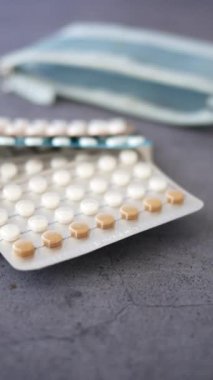 Tahta arka planda doğum kontrol hapları, kapatın. .