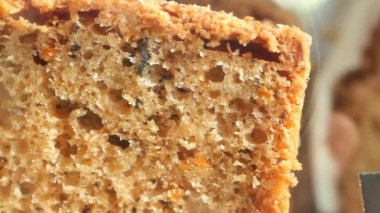 Dilimlenmiş sarı pastanın yakın çekimi...