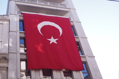 Türk ulusal bayrağının caddede asılı duran düşük açılı görüntüsü.