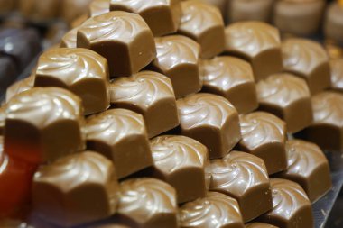 Bu lezzetli çikolatalı tatlılar çok güzel bir şekilde görsel olarak çarpıcı bir piramide yerleştirilmiş.