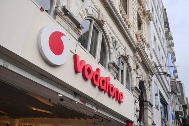 Türkiye İstanbul 13 Ocak 2024 Vodafone tabelası ve logo taksisi.