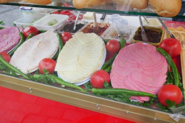 Dilimlenmiş et, taze domates ve aperatifler için lezzetli yeşil biber.