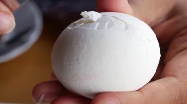 Yakından Beyaz Yumurta Sokan Eller. 