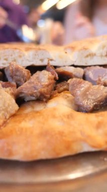Yumuşak et parçalarıyla doldurulmuş lezzetli ekmek, gastronomik zevkler için mükemmel..