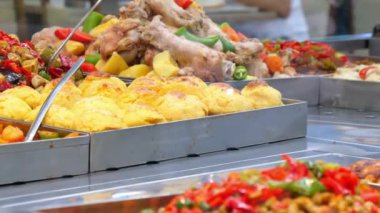 Etli, taze sebzeli ve nefis kenarlı renkli yemekler.