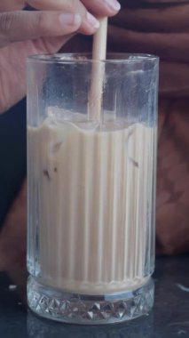 Tazeleyici bir buzlu kahve. Zevk için uzun bir bardakta servis edilir.