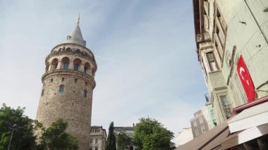 İstanbul 'un canlı kentsel manzarasının ortasındaki ikonik Galata Kulesi' nin büyüleyici bir görüntüsü