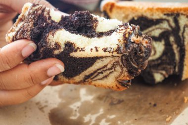 Nefis bir mermer pasta dilimi ile güzel bir çikolatalı girdap, baştan çıkarıcı tatlı aşıkları