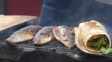 Barbekü ızgarasında taze ve lezzetli malzemeler kullanarak ağız sulandıran balıklı tacoların tadını çıkarın.