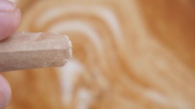 Dökülen kağıt pakette esmer şeker .