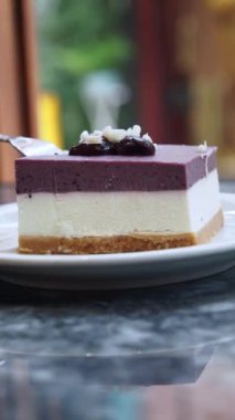 Kremalı ve herkesi memnun eden çıtır çıtır yaban mersinli bir tatlı.