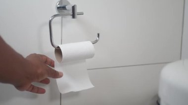 tuvalet kağıdı rulosu sahibi çekerek el,