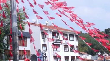 Hindi İstanbul 12 Haziran 2023 Balat Caddesi 'ne Türk Bayrağı asıyor. ,