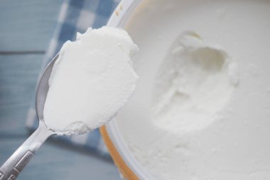 Kaşık toplama taze yoğurt yakın plan .