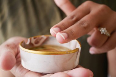 Zeytinyağı kullanarak elinizi kapatın.