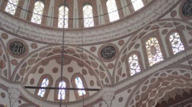 Camiler iç mekanları sergiliyor. Karmaşık tasarımlar ve ılık bir ortam.