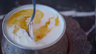 Yoğurt çorbası içen kadın, nohut ve naneli geleneksel çorba.