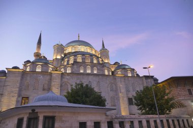 Yeni cami ya da gece emunonu 'da fener ışığı olan Yeni Cami 
