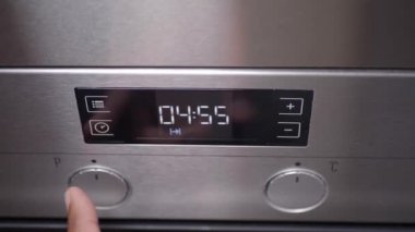 Dijital zamanlayıcının yakın çekimi 04: 55 'i gösteriyordu..