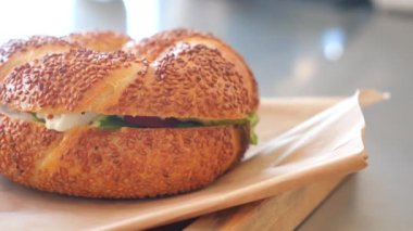 Bu lezzetli sandviç, taze malzemelerle hazırlanmış ve tepside servis ediliyor.