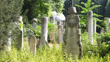 Türkiye İstanbul 19 Mayıs 2023. Osmanlı 'nın mezarlıktaki tarihi mezar taşları, 