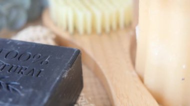 Fırça ve Rahatlatıcı Spa Ögeleriyle Doğal Sabun Çubuğu.