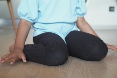  child sitting W posture on the floor 
