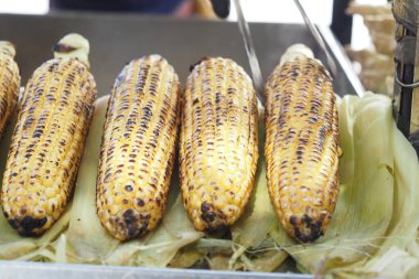 İstanbul 'da bir markette satılık ızgara mısır. .