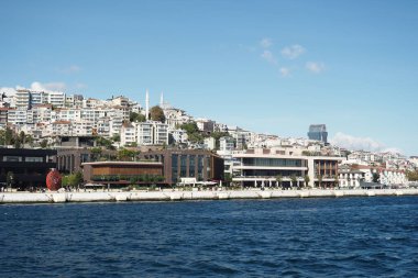 Türkiye istanbul 19 Haziran 2023. Galataport İstanbul. Yürüyen insanlarla Galataport manzarası.
