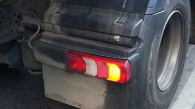 Kirli dış yüzeyi ile birlikte bir kamyonun arka stop lambasının kapsamlı ve ayrıntılı görüntüsü