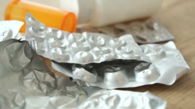 Bu, çeşitli ilaç şişeleriyle birlikte boş ilaç paketlerinden oluşan bir koleksiyon.