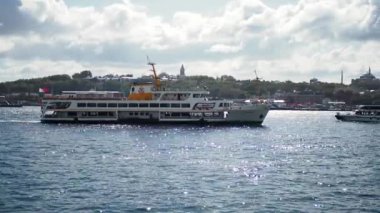 Türkiye İstanbul 18 Temmuz 2023. Boğaz 'da nakliye feribotu. Feribot yolcu taşır..