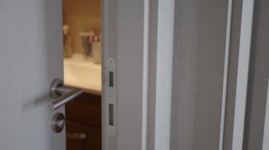  Gri banyo kapısı hafifçe açık 